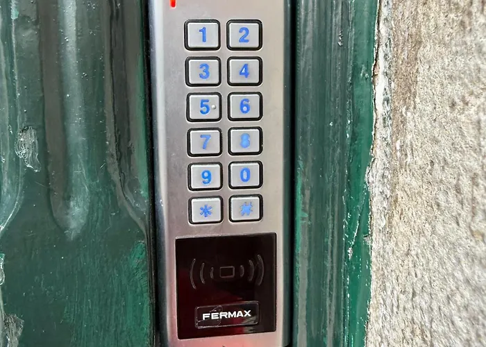 Sebastian Two شقة